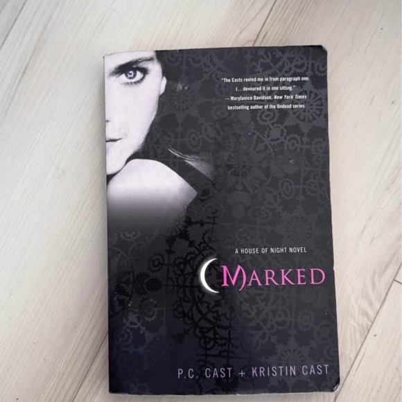 Books - Picture 3 of 16